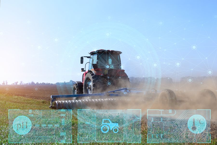 Traktor pflügt Acker, digitale Zeichen im Vordergrund