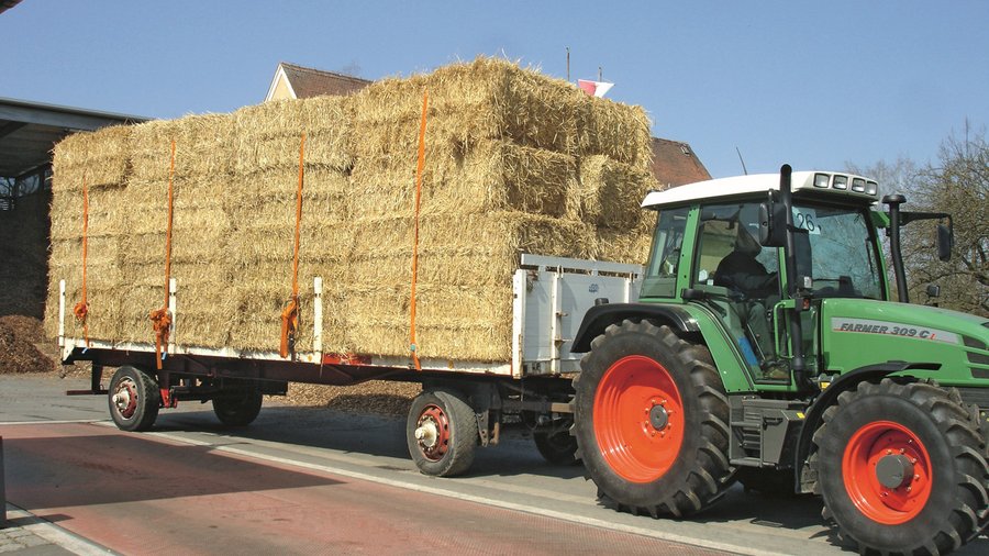 Traktor mit einem beladenen Anhänger. Quelle: G. Heitmann 