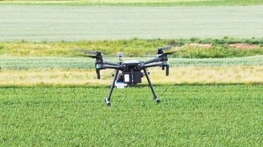 Die Drohne DJI Matrice 210 V2 während einer Feldbefliegung