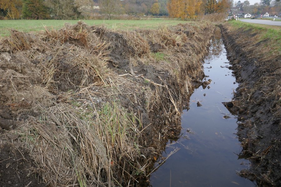 Eine Drainage verläuft entlang eines Feldes.