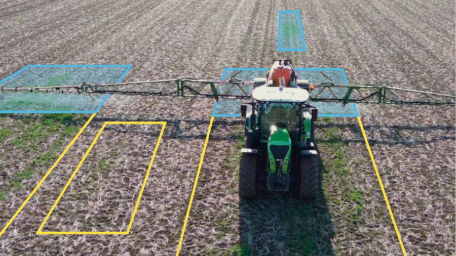 Ein Traktor fährt mit einer Feldspritze über den Acker. Es sind schematisch Rechtecke zu sehen in denen zuvor Unkraut durch einen Drohnenüberflug kartiert wurde.