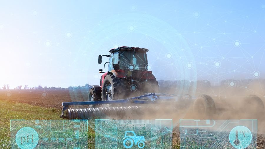 Traktor pflügt Acker, digitale Zeichen im Vordergrund